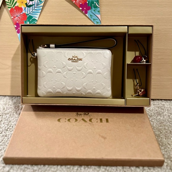 NWT Coach Chalk Wristlet with Interchangeable Charms C6879 - Picture 1 of 6